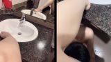 Phận làm trai bị em kéo vào wc bắt vét máng xong đái vào mặt